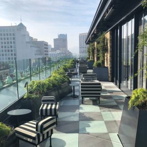 bàn sắt coffee đặt ở ban công