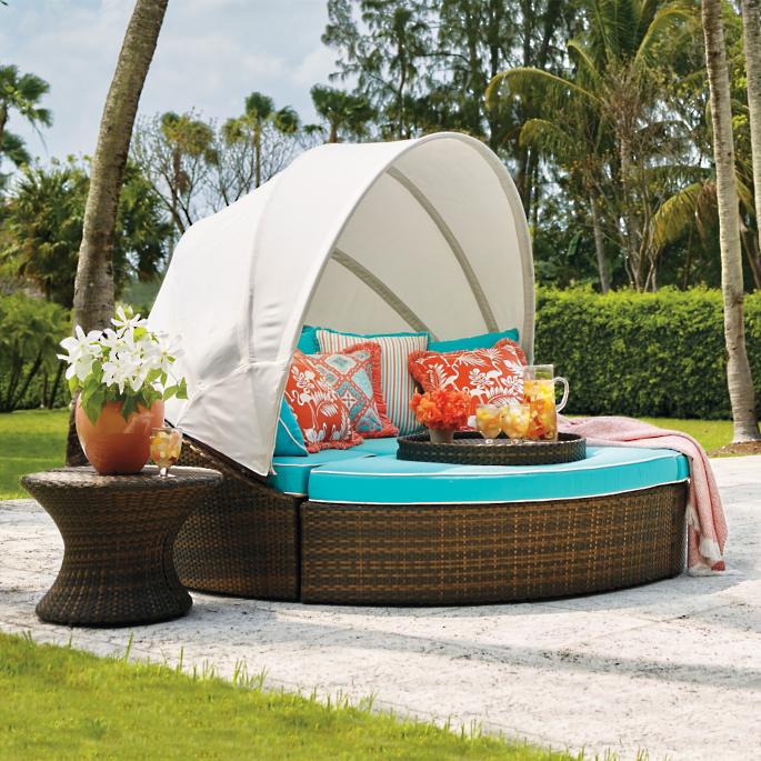 Bộ bàn ghế ngoài trời có mái che nắng Leras đặt ở sân vườn