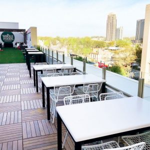 ghế ngoài trời ở ban công