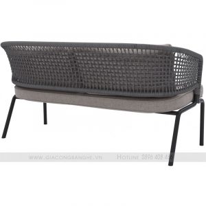 phía sau ghế sofa màu đen